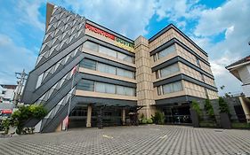 Front One Gosyen Hotel Salatiga
